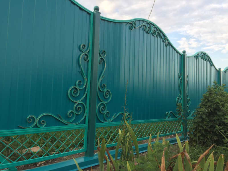 Забор из профнастила с декоративными элементами