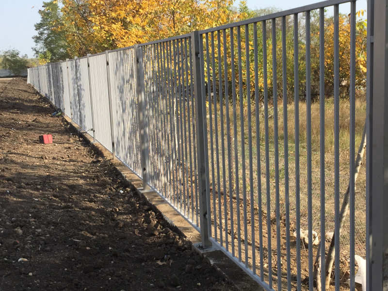 Забор из профтрубы серого цвета